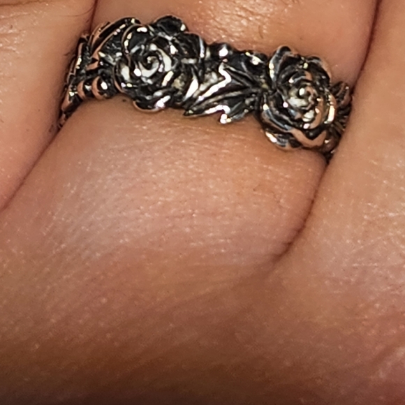 925 Sterling Silver Roses Ring Size 8 - Picture 2 of 3